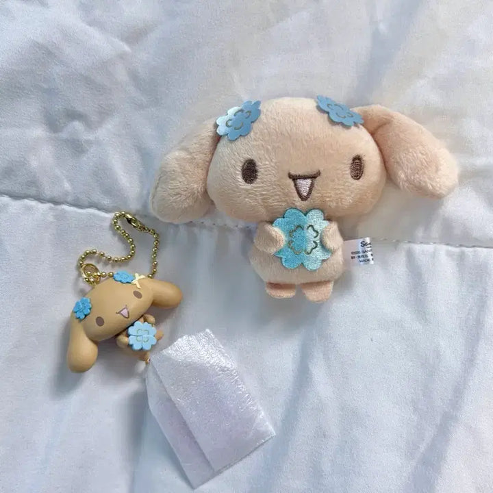 [BUNJANG] Cinnamoroll Mocha Clover Secret Random Brooch &amp; Keychain Set / 반택포) 모카 클로버 시크릿 랜덤 브로치 , 시크릿 랜덤 키링 세트
