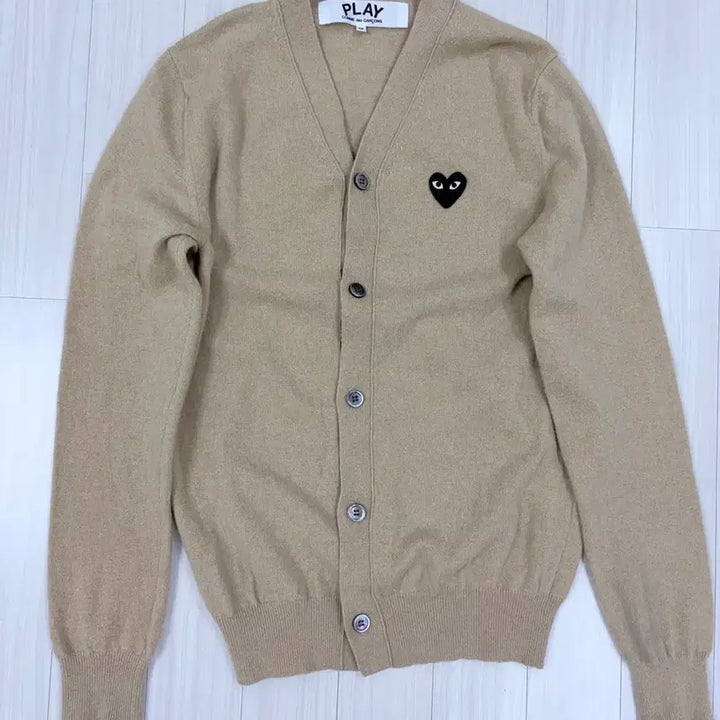 [SOLD OUT] 정품 꼼데가르송 플레이 블랙 하트 와펜 울니트 가디건 m사이즈