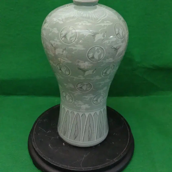 [BUNJANG] Goryeo Celadon Inlaid Crane and Cloud Motif Vase (Maebyeong) / 청자 상감운학문 매병