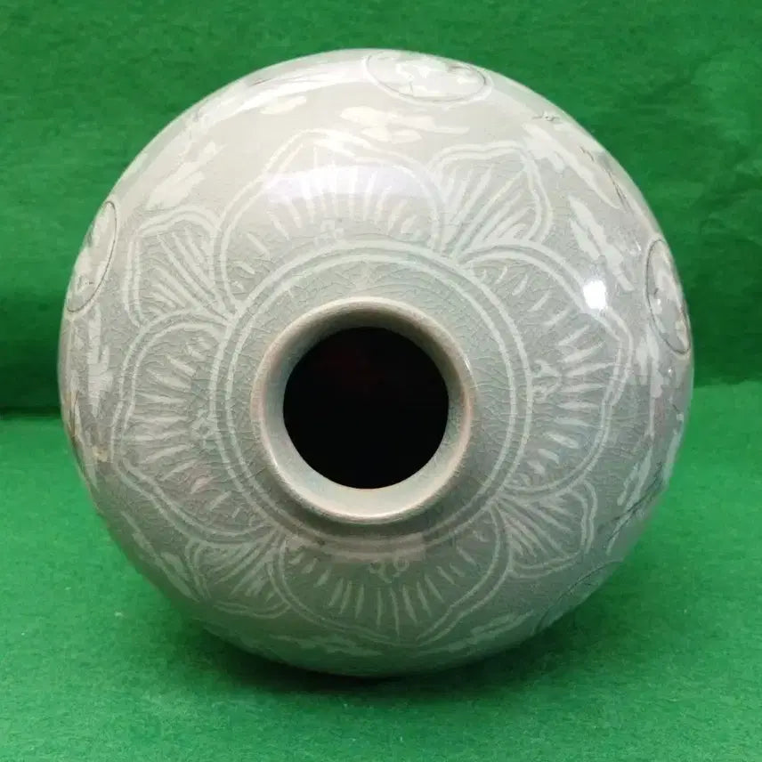 [BUNJANG] Goryeo Celadon Inlaid Crane and Cloud Motif Vase (Maebyeong) / 청자 상감운학문 매병