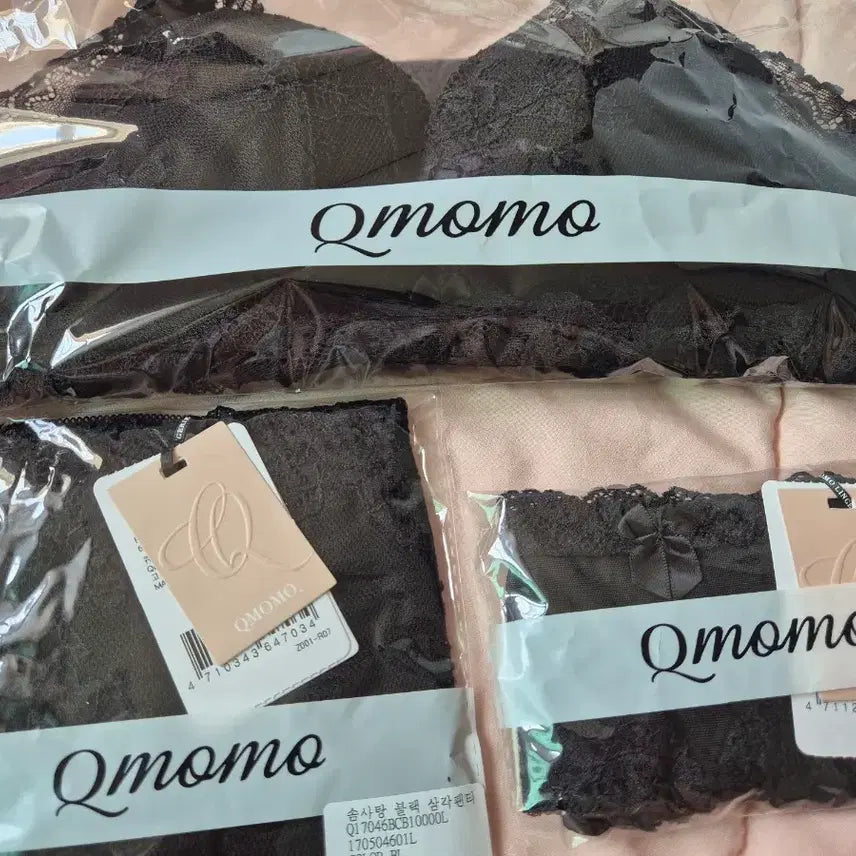 [BUNJANG] Qmomo Cotton Candy Black 75B Bra &amp; Thong Set (New, Unopened) / (미개봉 새상품 일반택배 무료배송) 큐모모 솜사탕 블랙 75B