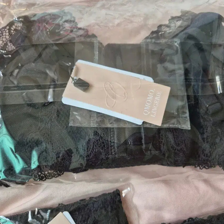[BUNJANG] Qmomo Cotton Candy Black 75B Bra &amp; Thong Set (New, Unopened) / (미개봉 새상품 일반택배 무료배송) 큐모모 솜사탕 블랙 75B