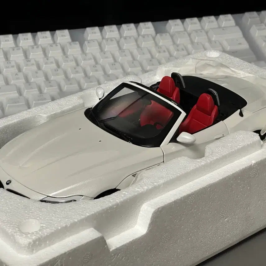 [BUNJANG] Kyosho 1:18 BMW E89 Z4 White Diecast Model Car / 1:18 교쇼 bmw e89 z4 화이트 다이캐스트 모형자동차 판매