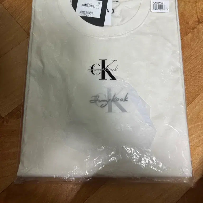 [BUNJANG] Calvin Klein Jungkook Collaboration T-Shirt / 캘빈클라인 정국 콜라보 반팔티