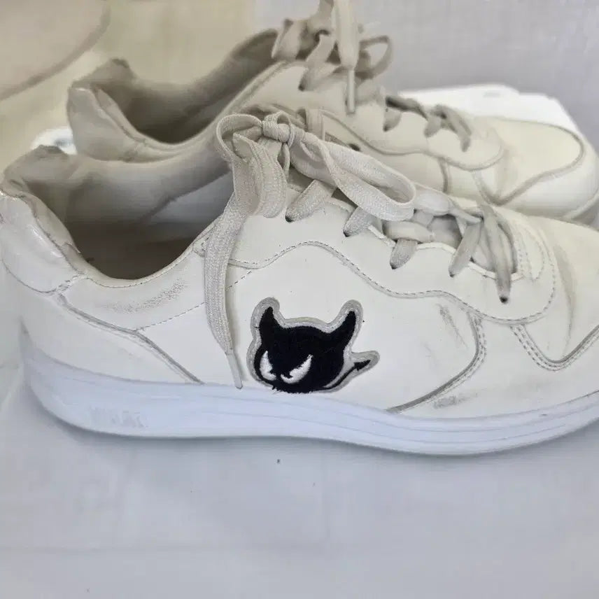 [BUNJANG] WAAC Casual Golf Shoes - White with Green Character Embroidery / waac