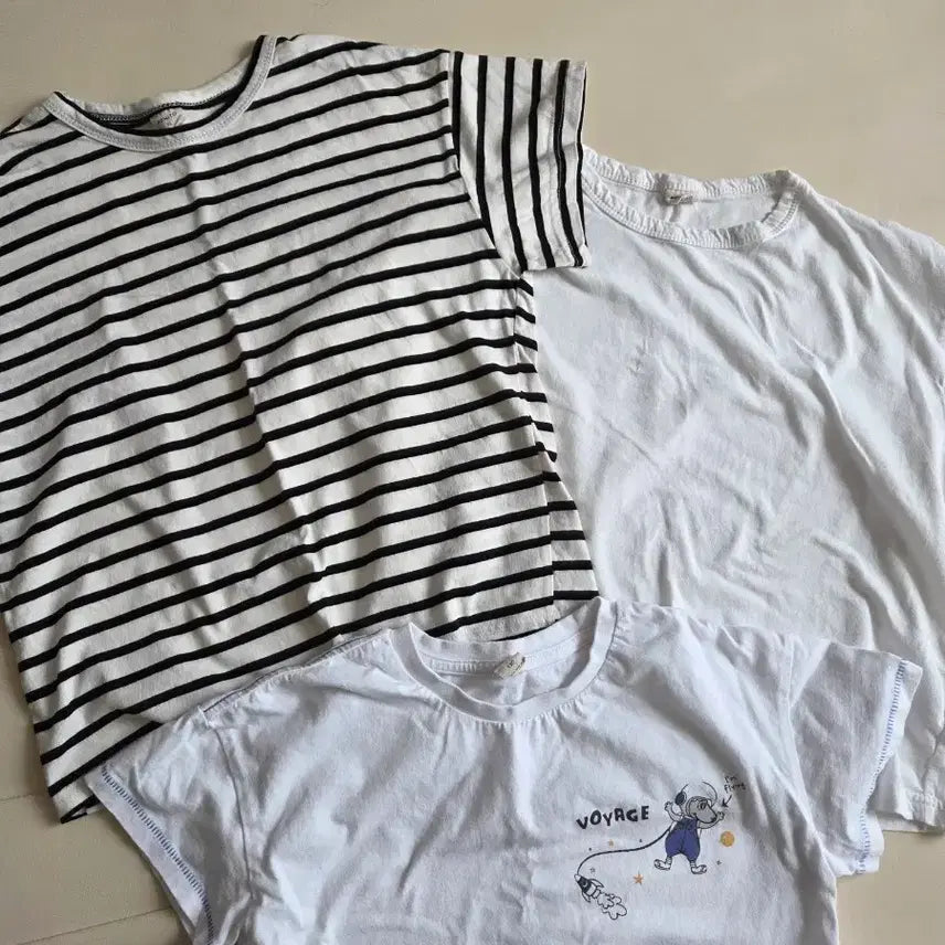 [BUNJANG] Bonito Striped T-shirt, Plain White T-shirt, and CHEEK Printed T-shirt Bundle Set / 보니토 단가라 티셔츠 외 2종 일괄