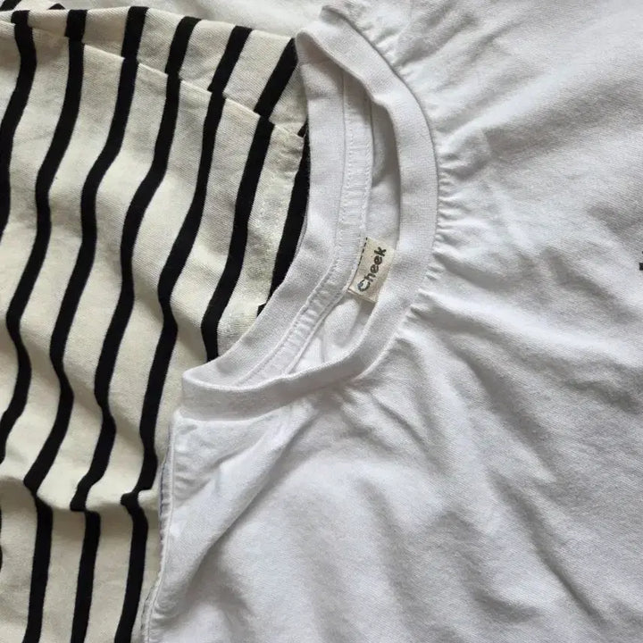 [BUNJANG] Bonito Striped T-shirt, Plain White T-shirt, and CHEEK Printed T-shirt Bundle Set / 보니토 단가라 티셔츠 외 2종 일괄