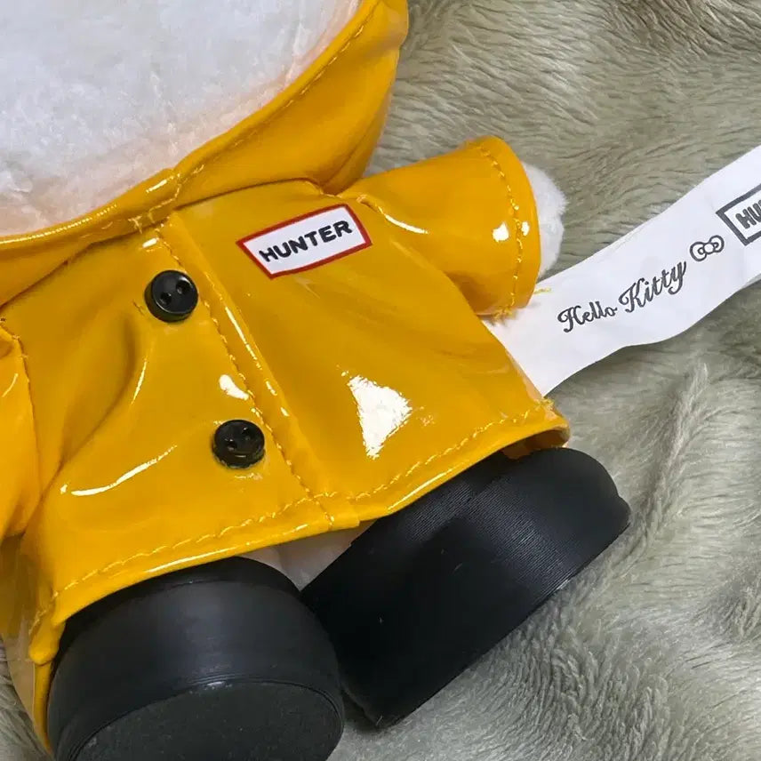 [SOLD OUT] 새상품) 헬로키티 헌터 우비 콜라보 인형 키링