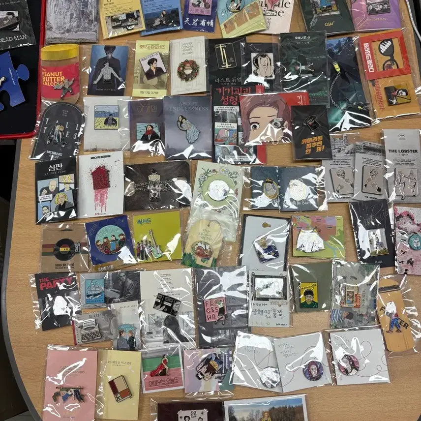 [BUNJANG] Movie Official Merchandise Badge Collection - Art Nine, Rabbitry, and More / 영화 뱃지 정리 토끼리 아트나인 등 공굿 뱃지