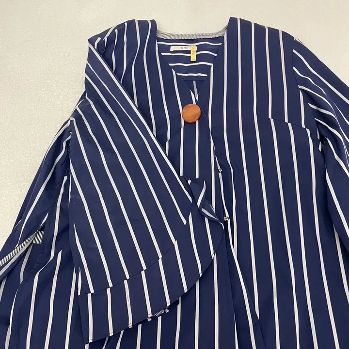 [BUNJANG] System (Hansem) Navy Stripe Silk Blend Blouse / 한섬 시스템 블라우스 (이탈리아 수입원단)