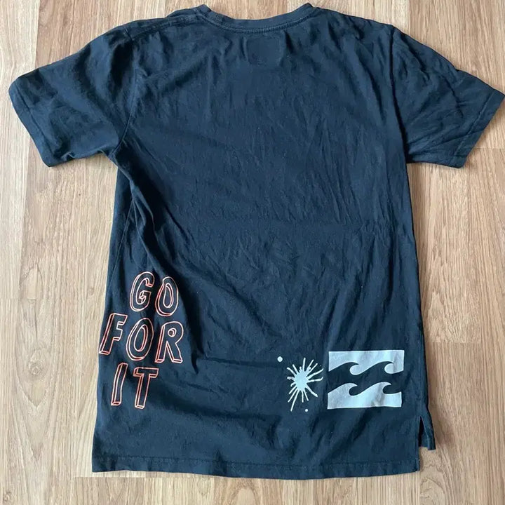 [BUNJANG] Mihara Yasuhiro x Billabong Black Short Sleeve T-Shirt / 미하라 야스히로 x 빌라봉 블랙 반팔 티셔츠