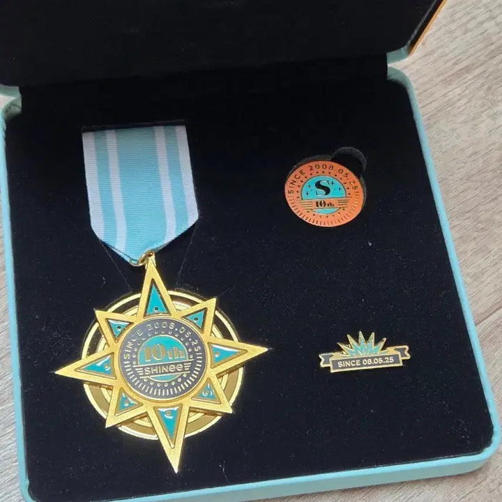 [BUNJANG] SHINee 10th Anniversary Commemorative Medal Badge / 샤이니 데뷔 10주년 기념굿즈 훈장 메달