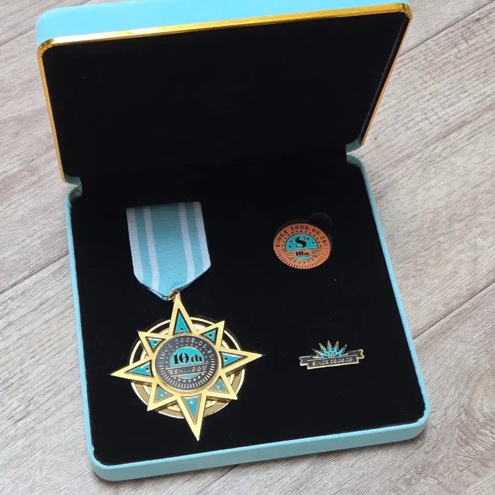 [BUNJANG] SHINee 10th Anniversary Commemorative Medal Badge / 샤이니 데뷔 10주년 기념굿즈 훈장 메달