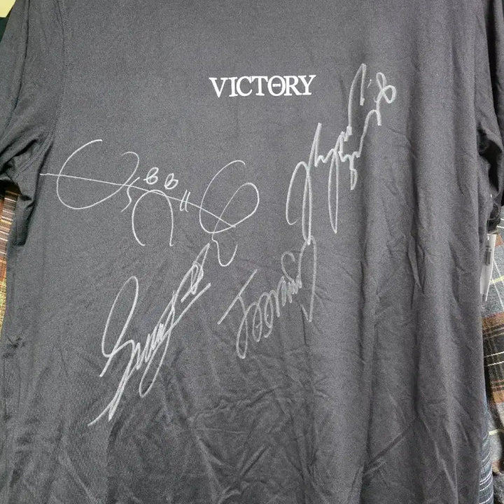 [BUNJANG] Victory Nth Viewing Signed T-Shirt (Hyeri, Park Se Wan, Jo A Ram, Lee Chan Hyung, Lee Jung Ha) / 영횐 빅토리 N차관람 싸인 티셔츠 (혜리,박세완,조아람,이찬형,이정하)