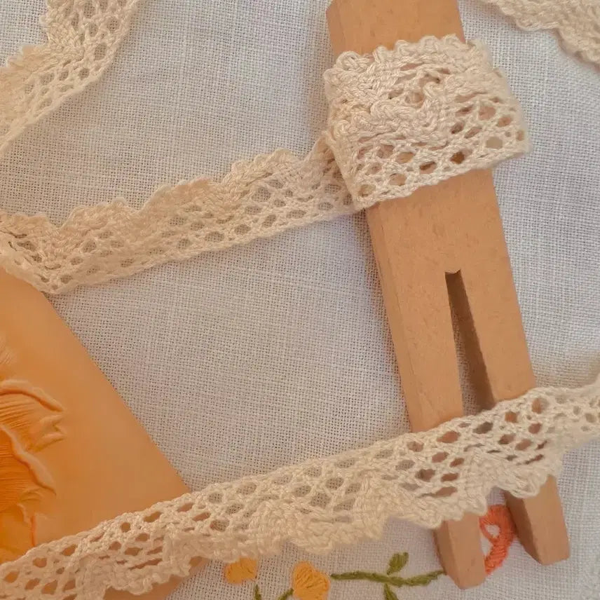 [BUNJANG] Vintage Ivory Lace Trim with Wood Clips / 빈티지 레이스 끈 아이보리 러플+우드펠로그함께