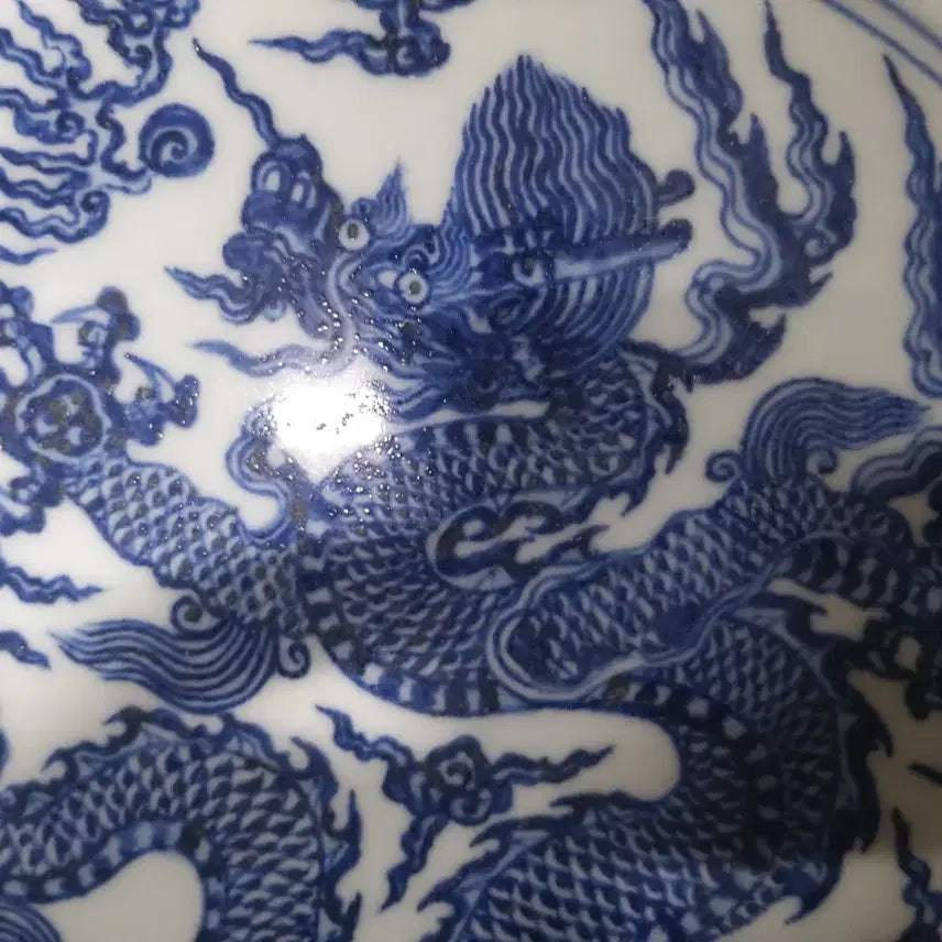 [BUNJANG] Ming Dynasty, Early Xuande Period, Celadon Vase with Dragon and Cloud Motif / 명.초기.선덕제.기물/청화운용문.대반