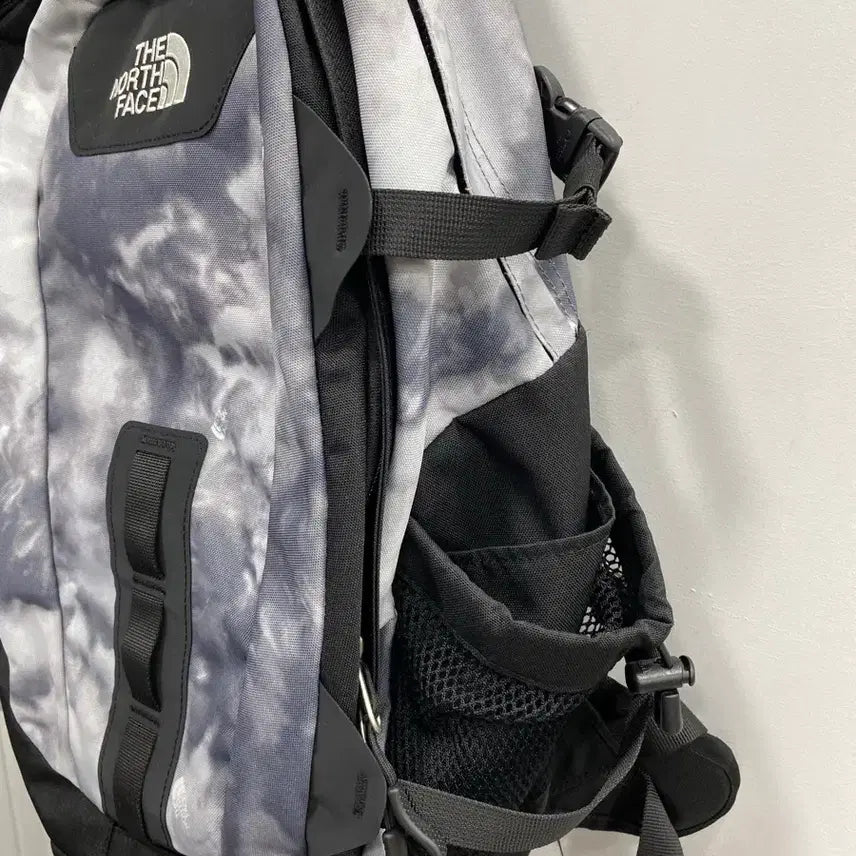 [BUNJANG] The North Face Hot Shot Grey Backpack / [상태우수] 노스페이스 핫샷 그레이 백팩 가방