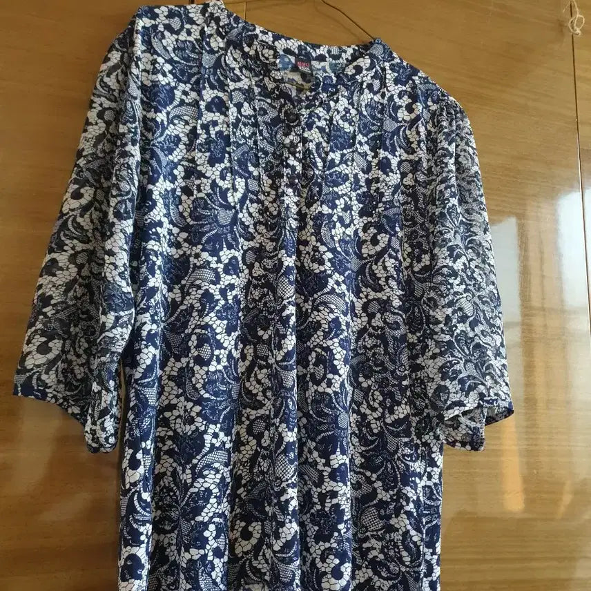 [BUNJANG] Blue White Flower Pattern Blouse / 블루 화이트 플라워 패턴 블라우스