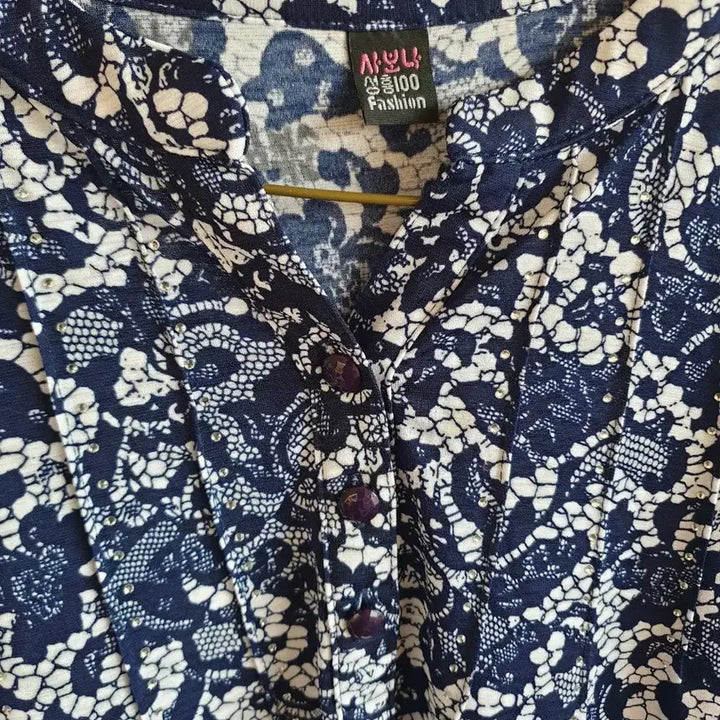 [BUNJANG] Blue White Flower Pattern Blouse / 블루 화이트 플라워 패턴 블라우스