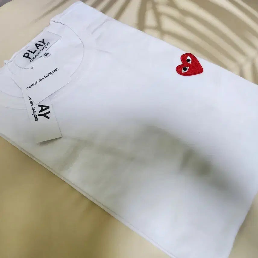 [BUNJANG] Comme des Garçons PLAY White T-Shirt with Red Heart Appliqué / 꼼데가르송 플레이 반팔티 화이트 레드와펜