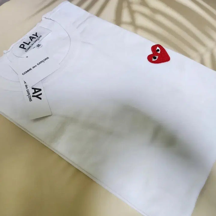 [BUNJANG] Comme des Garçons PLAY White T-Shirt with Red Heart Appliqué / 꼼데가르송 플레이 반팔티 화이트 레드와펜