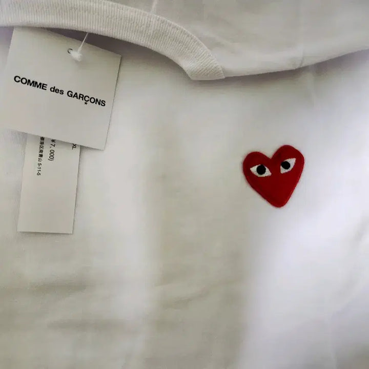 [BUNJANG] Comme des Garçons PLAY White T-Shirt with Red Heart Appliqué / 꼼데가르송 플레이 반팔티 화이트 레드와펜