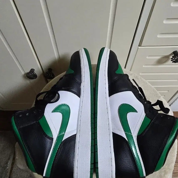 [BUNJANG] Nike Air Jordan 1 Mid Green Toe (240) / 240/나이키 에어 조던 1 미드그린토