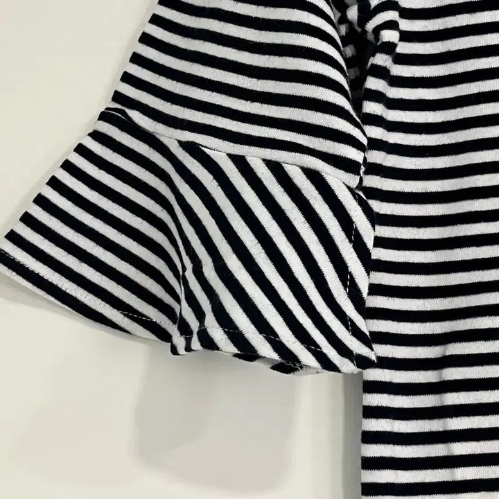 [BUNJANG] SPA O Frill Sleeve T-Shirt / 스파오 소매 프릴 티셔츠