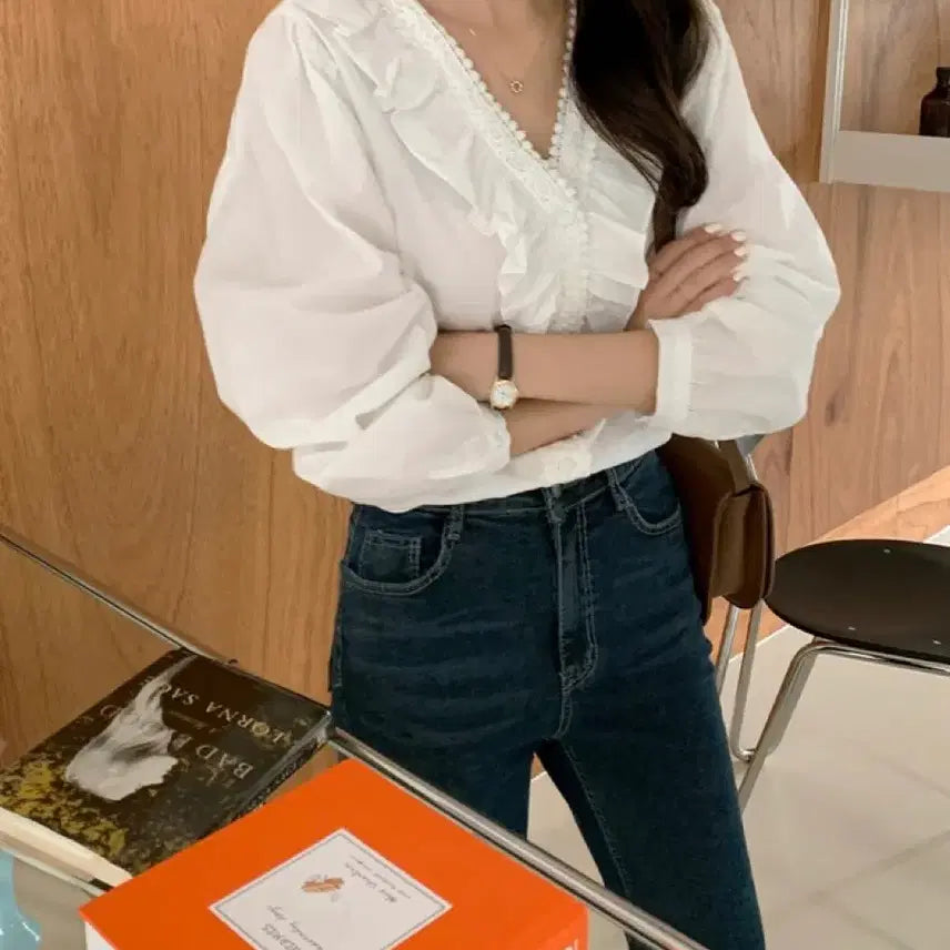 [SOLD OUT] 브이넥 프릴 레이스 블라우스 화이트