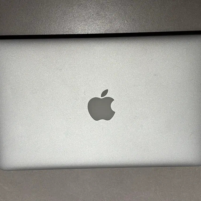 [BUNJANG] Apple MacBook Air 11-inch (2012, A1465) with Charger / 맥북에어 11인치 2012년형 (A1465) +충전기 포함