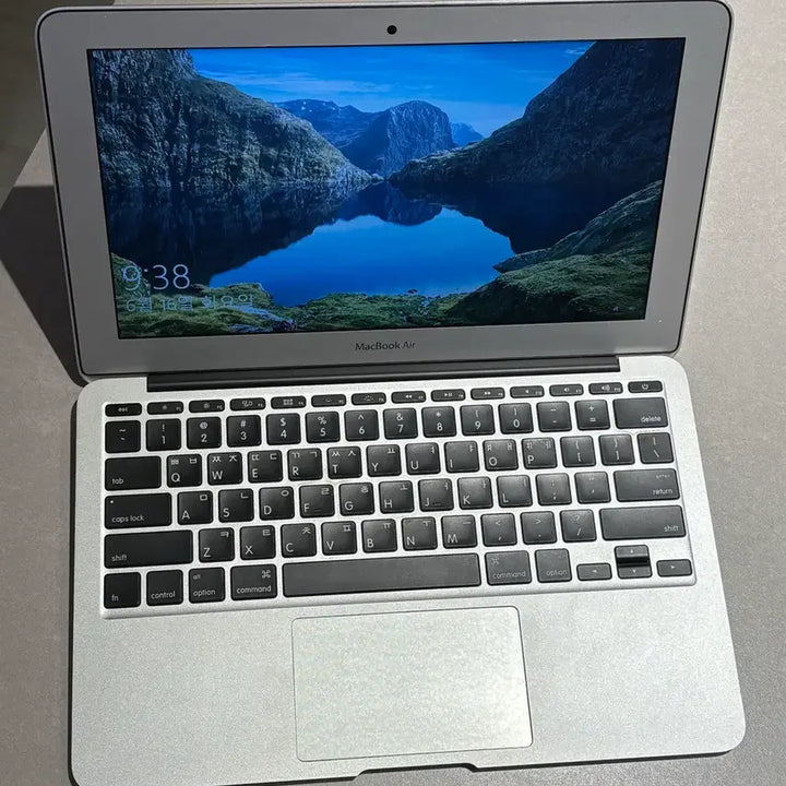 [BUNJANG] Apple MacBook Air 11-inch (2012, A1465) with Charger / 맥북에어 11인치 2012년형 (A1465) +충전기 포함