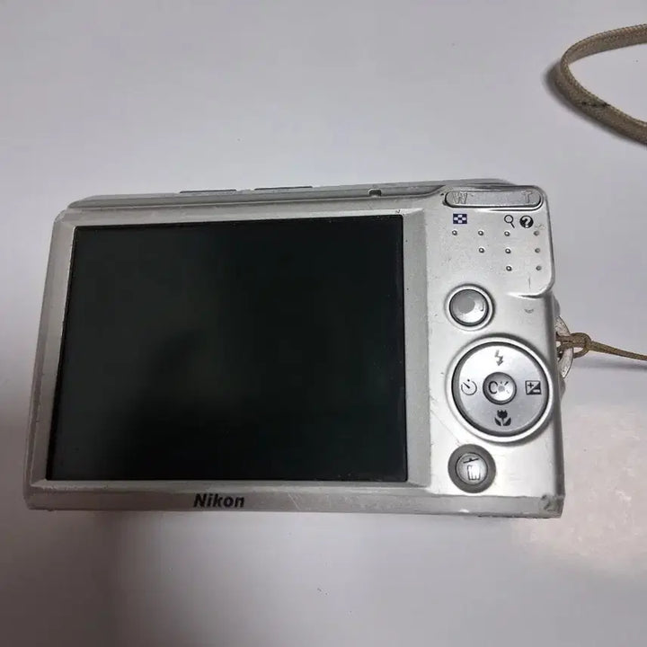 [BUNJANG] Nikon 8.0 Megapixel Optical Zoom Camera Silver / 니콘 8.0 메가픽셀 광학 줌 카메라 실버