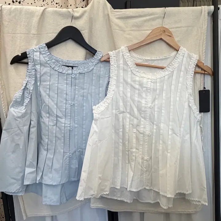 [BUNJANG] Blue/White Shirring Pintuck Sleeveless Blouse / 블루/화이트 셔링 핀턱 민소매 블라우스