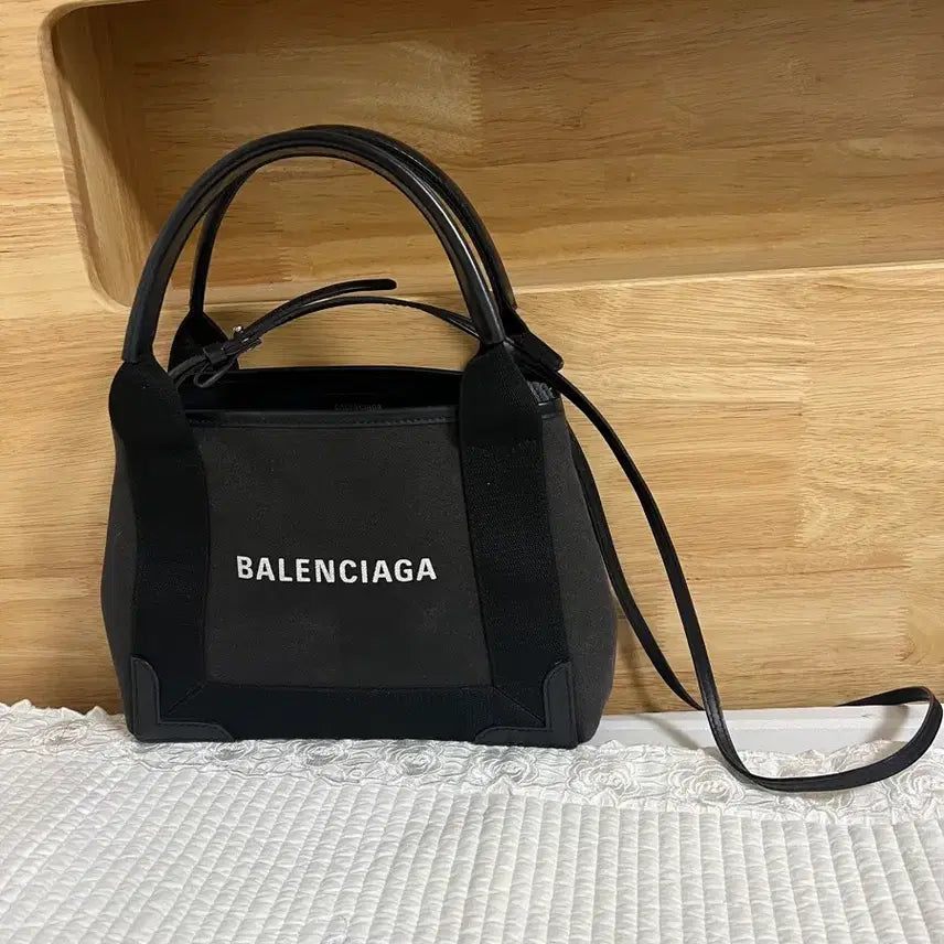 [BUNJANG] Balenciaga Logo Shoulder Bag Black / 발렌시아가 로고 숄더백 블랙
