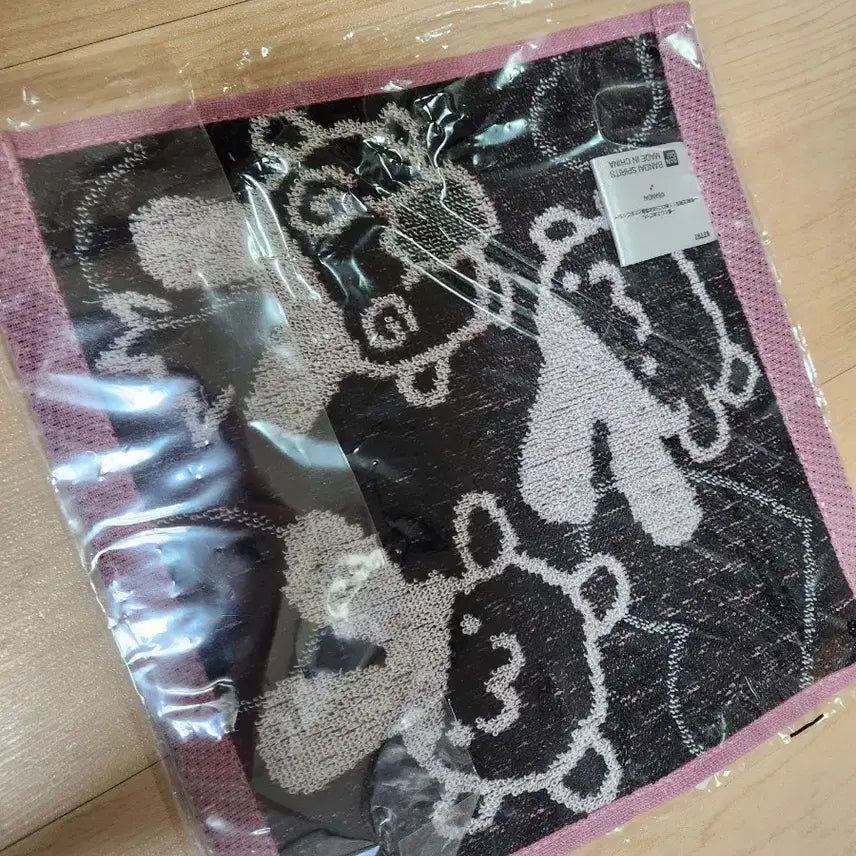 [BUNJANG] Tamagotchi Hand Towel &amp; 2 Random Keyrings Bundle Set / 타마고치 핸드타월 &amp; 랜덤키링 2개 일괄판매