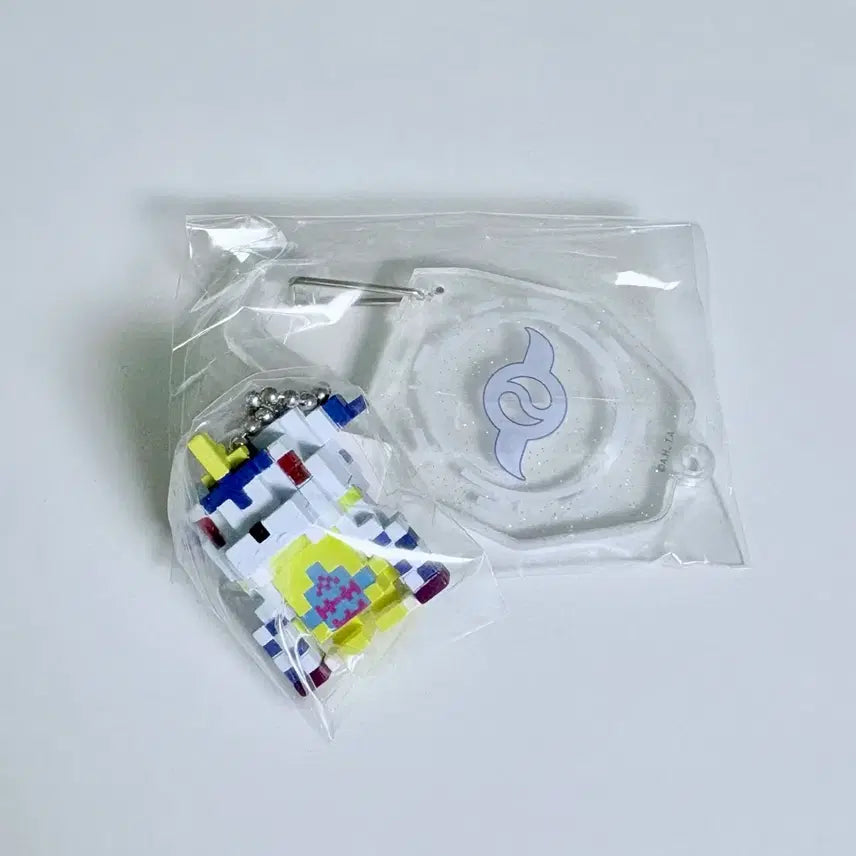[BUNJANG] Digimon: Crest of Courage Carabiner &amp; Agumon Pixel Figure Keyring / 디지몬 우정의 문장 카라비너 &amp; 파피몬 도트 피규어 키링