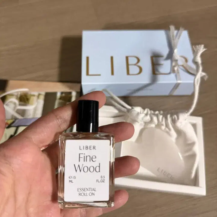 [BUNJANG] Liber Fine Wood Roll-on 15ml &amp; Guasha Set / 새제품 선물가능) 리베르 롤온 파인우드+괄사세트