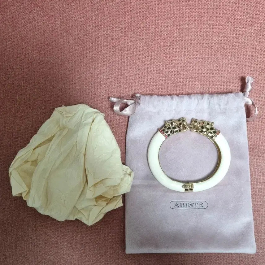 [BUNJANG] Abiste Tiger Pendant Bracelet White / 아비스떼 팬던트 팔찌 화이트