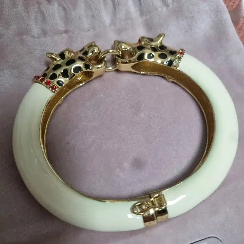 [BUNJANG] Abiste Tiger Pendant Bracelet White / 아비스떼 팬던트 팔찌 화이트