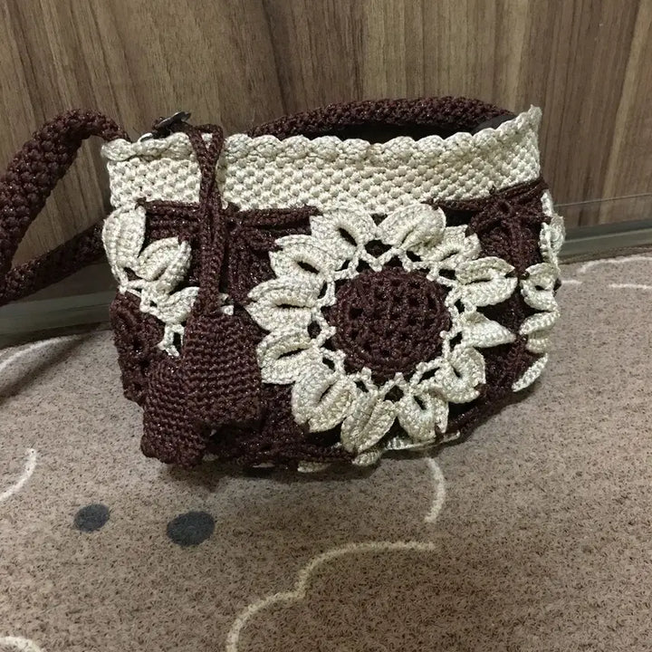 [BUNJANG] Crochet Floral Shoulder Bag Brown Beige / 크로셰 꽃무늬 숄더백 브라운 베이지