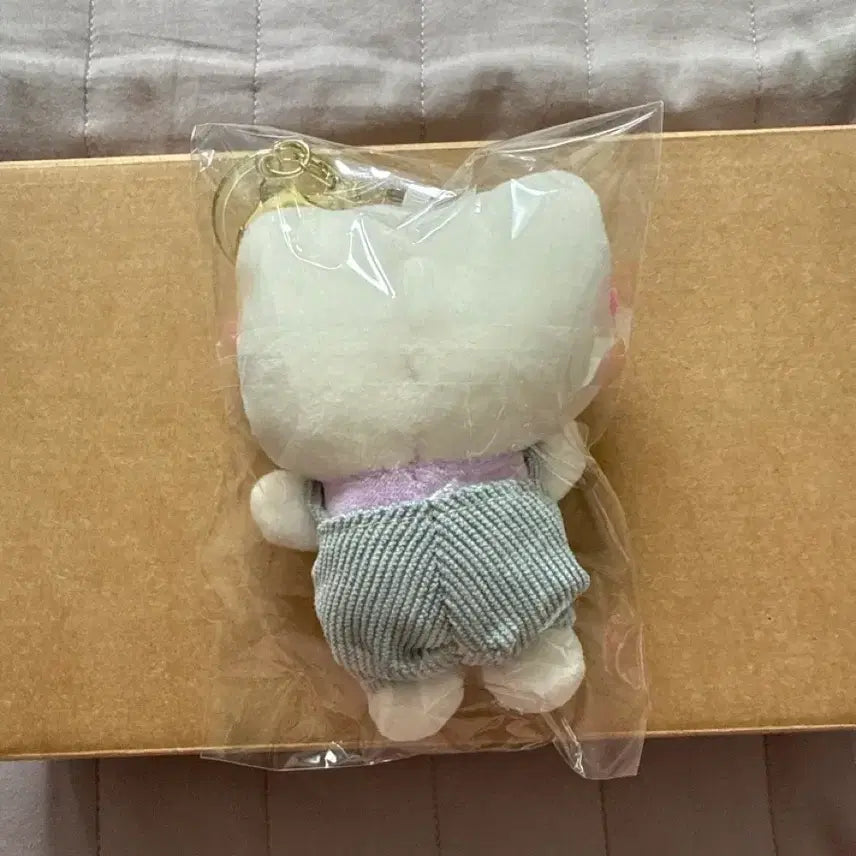 [BUNJANG] Baby Kitty Overalls Doll Charm / 멜빵 입은 아기키티 인형키링 새상품