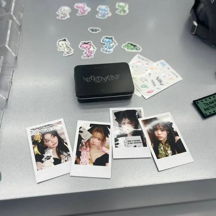 [BUNJANG] QWER Ceremony Pop-up Polaroid Deco Set Tin Case / QWER 세레모니 팝업 폴라로이드 데코 세트 틴케이스