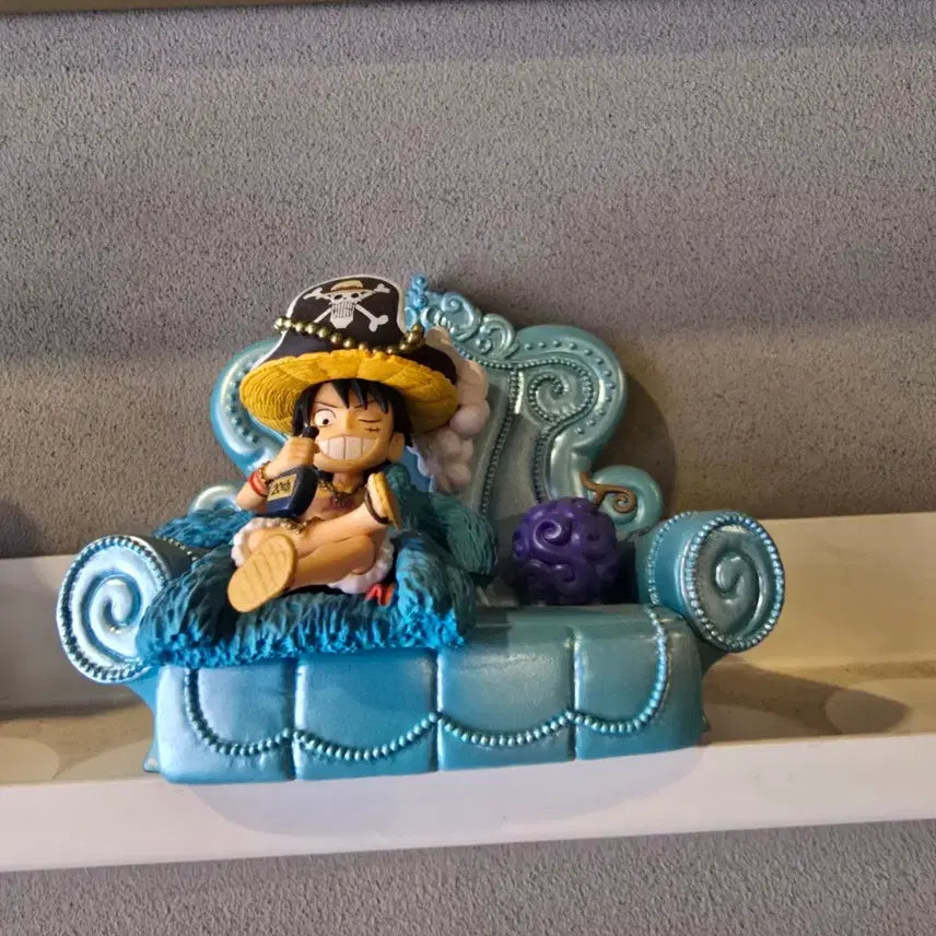 [BUNJANG] One Piece World Collectable 20th Anniversary Luffy &amp; Sofa Figure / 원피스 월드콜렉터블 20주년 루피 &amp; 쇼파