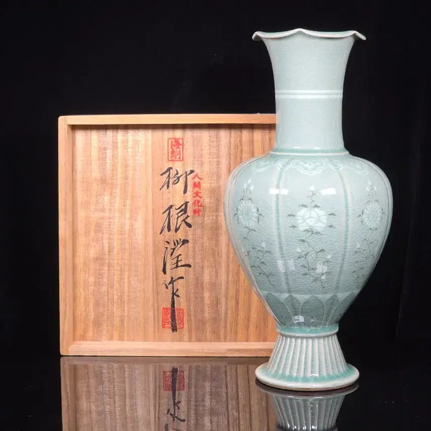 [BUNJANG] Haegang Yu Geun-hyung Celadon Porcelain Vase / 해강 유근형 청자과형병 도자기 작품