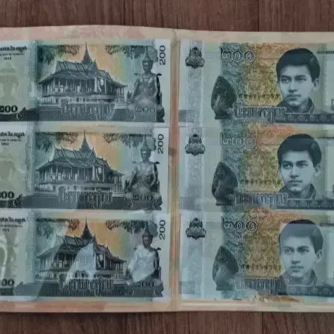 [BUNJANG] 2022 Cambodia 200 Riel Banknotes 10-Piece Set UNC Condition with Commemorative Booklet and Vintage Chinese Ration Ticket / [미사용 완품] 2022 캄보디아 200리엘 지폐 10장 세트 (기념 리