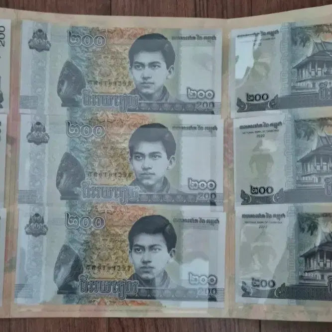 [BUNJANG] 2022 Cambodia 200 Riel Banknotes 10-Piece Set UNC Condition with Commemorative Booklet and Vintage Chinese Ration Ticket / [미사용 완품] 2022 캄보디아 200리엘 지폐 10장 세트 (기념 리