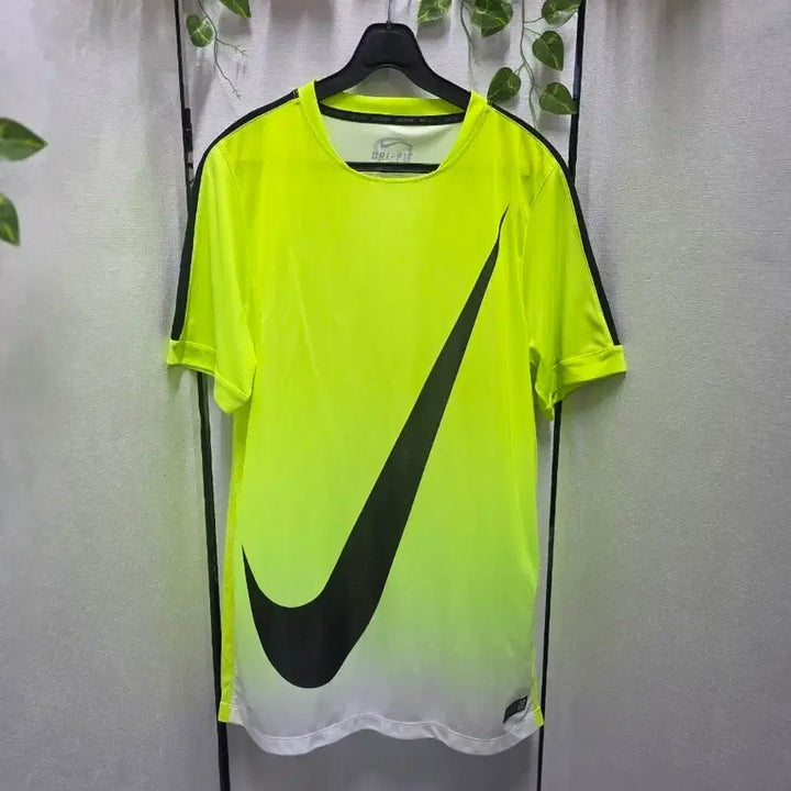 [BUNJANG] Nike Big Swoosh Dri-FIT T-Shirt / 나이키빅스우시티셔츠