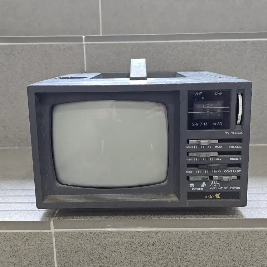 [BUNJANG] Vintage AKIO 5-Inch Black and White Portable TV / 빈티지 AKIO 5인치 흑백 휴대용 TV