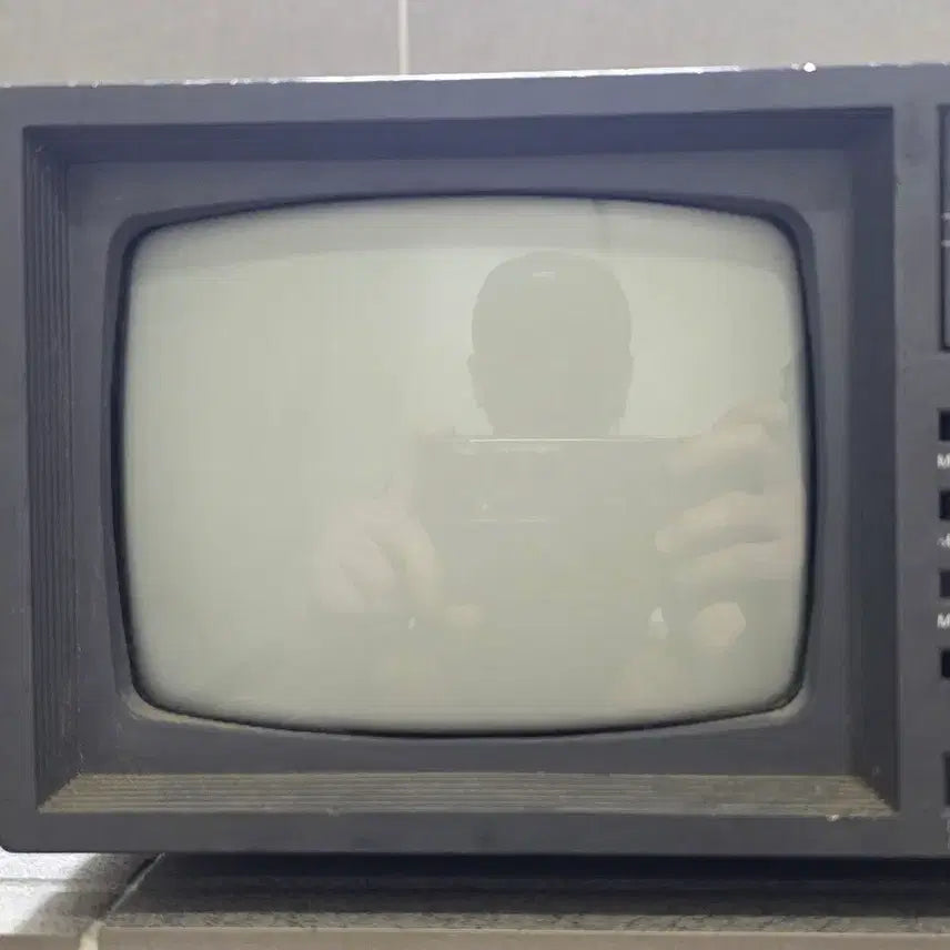[BUNJANG] Vintage AKIO 5-Inch Black and White Portable TV / 빈티지 AKIO 5인치 흑백 휴대용 TV