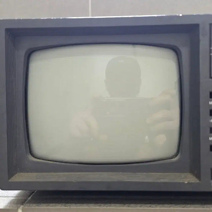[BUNJANG] Vintage AKIO 5-Inch Black and White Portable TV / 빈티지 AKIO 5인치 흑백 휴대용 TV